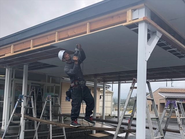 天井仕上げ材の張り作業