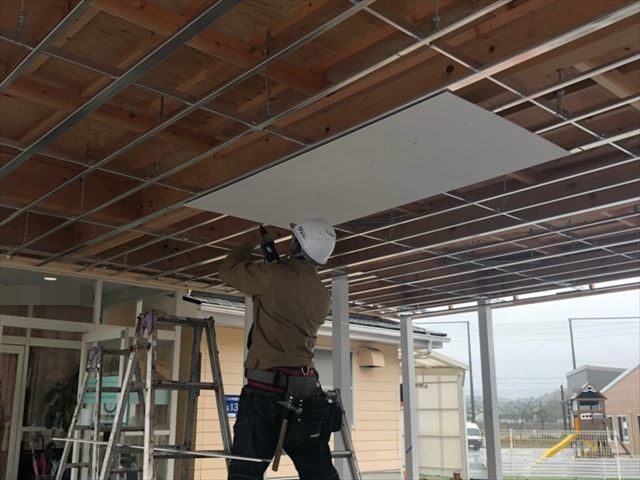 天井下地にケイカル板を張る