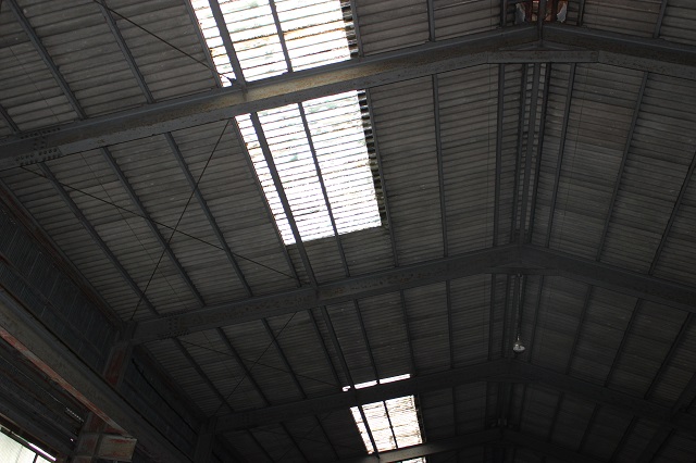 傷んだスレート屋根の内観