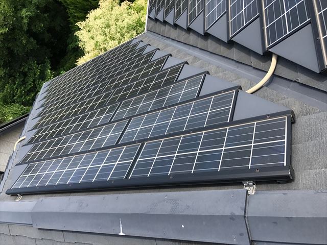 スレート屋根の上の太陽光パネル