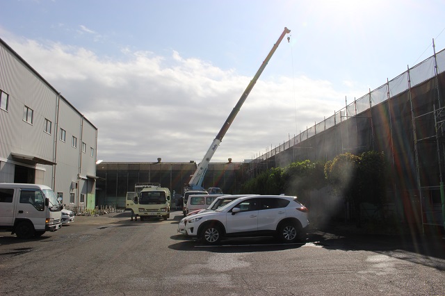 クレーン車による荷上げ