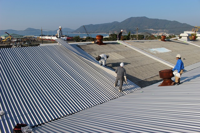 屋根を葺いているところ