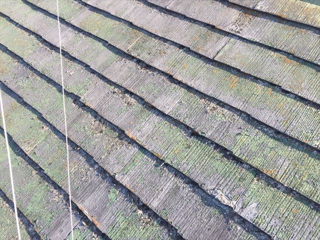 スレート屋根の塗膜の剝がれ
