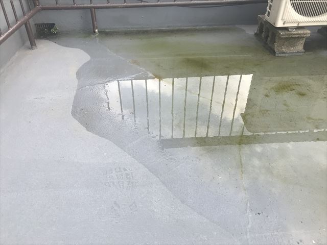 屋上の水溜り