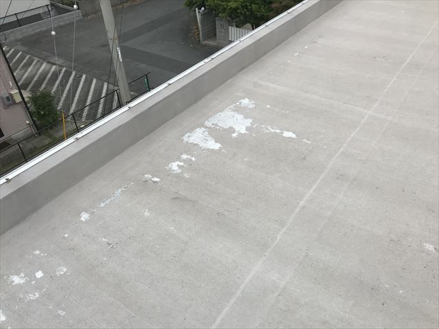 シート防水のトップコートの剥がれ