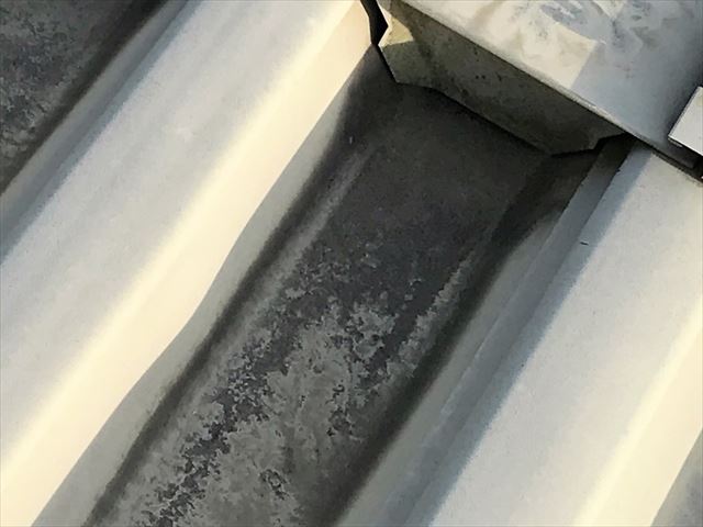 折板屋根の谷部分の汚れ