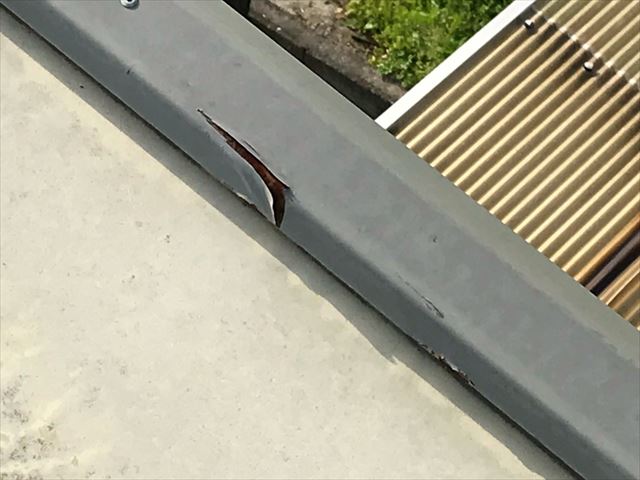 折板屋根のパラペットの錆び
