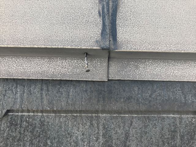 棟板金の釘浮き