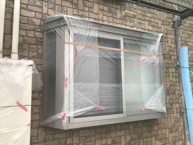 ビニールで養生をした窓