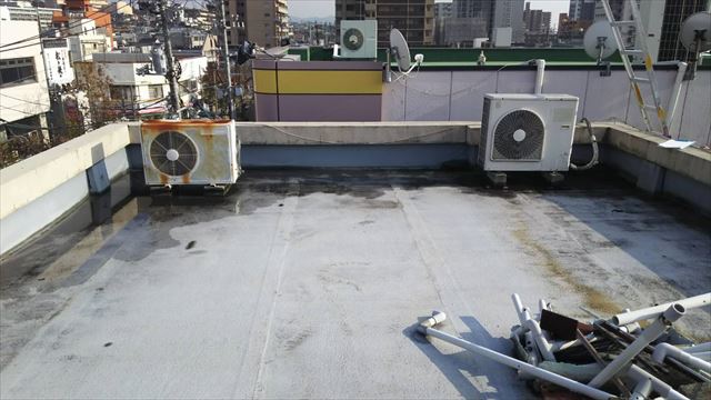 雨漏りした屋上