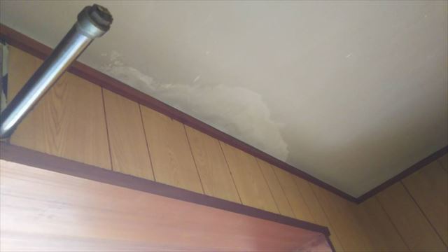 雨漏りした天井の染み