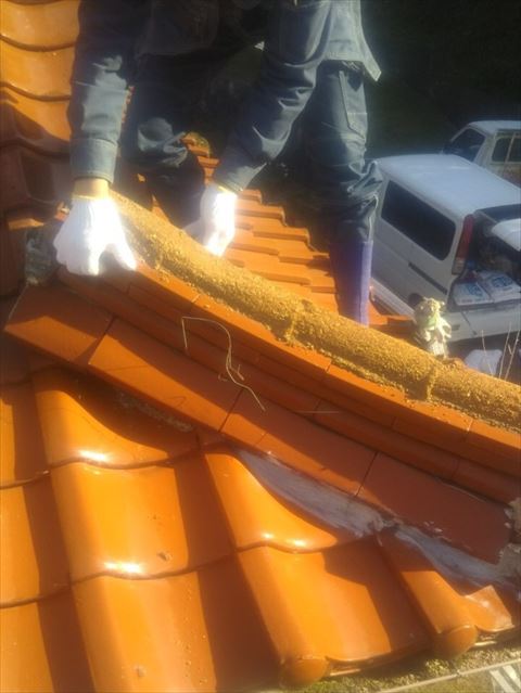 冠瓦を撤去した隅棟