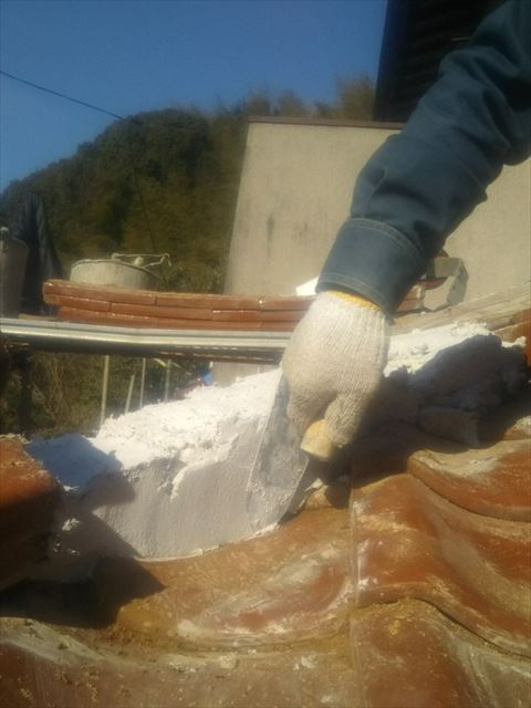 隅棟の土台の漆喰をコテでならす作業