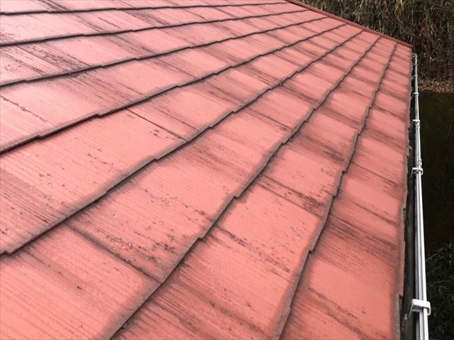 屋根材の先端が色褪せしたスレート屋根