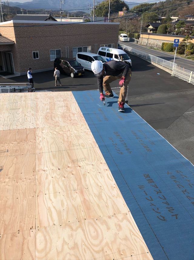ルーフィングの敷設作業