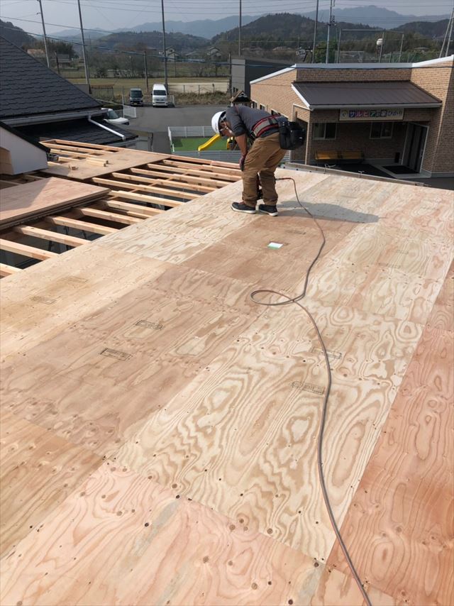 野地板の張り作業