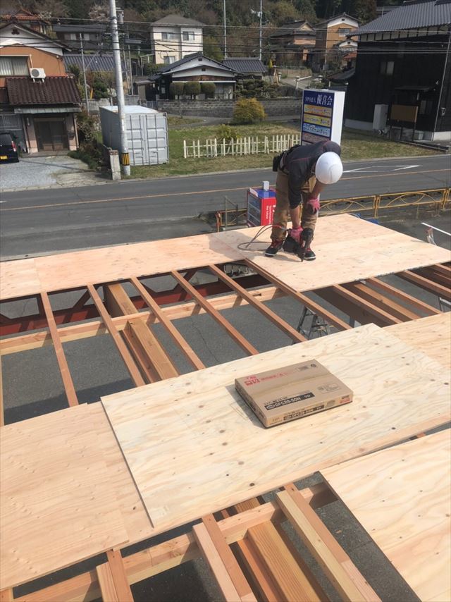 野地板を張る作業