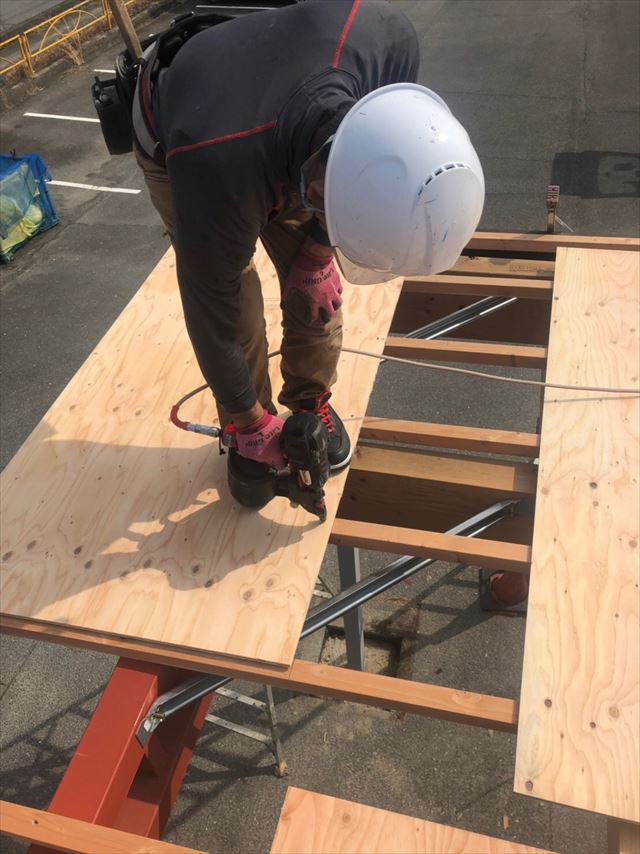 垂木に野地板を留め付けている