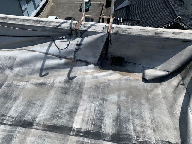 排水口周りのシートの破れ