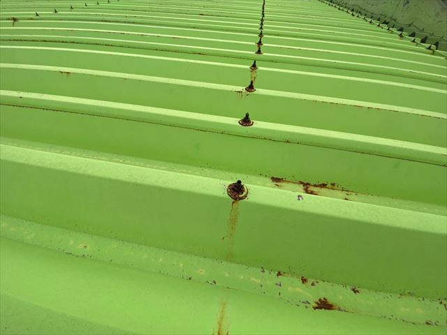 折板屋根のボルトの錆び