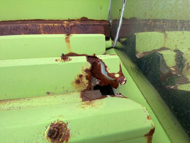 折板屋根の錆びによる穴あき