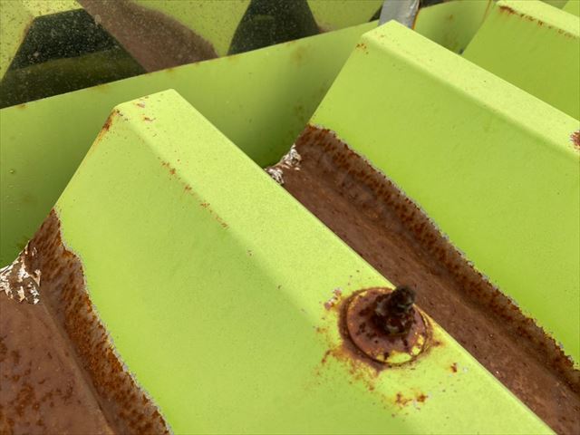 折板屋根のボルトの錆び