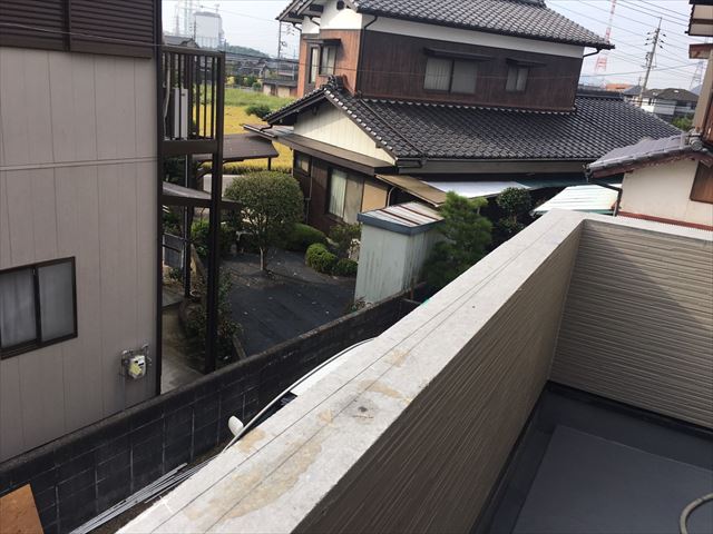 笠木を撤去したベランダ