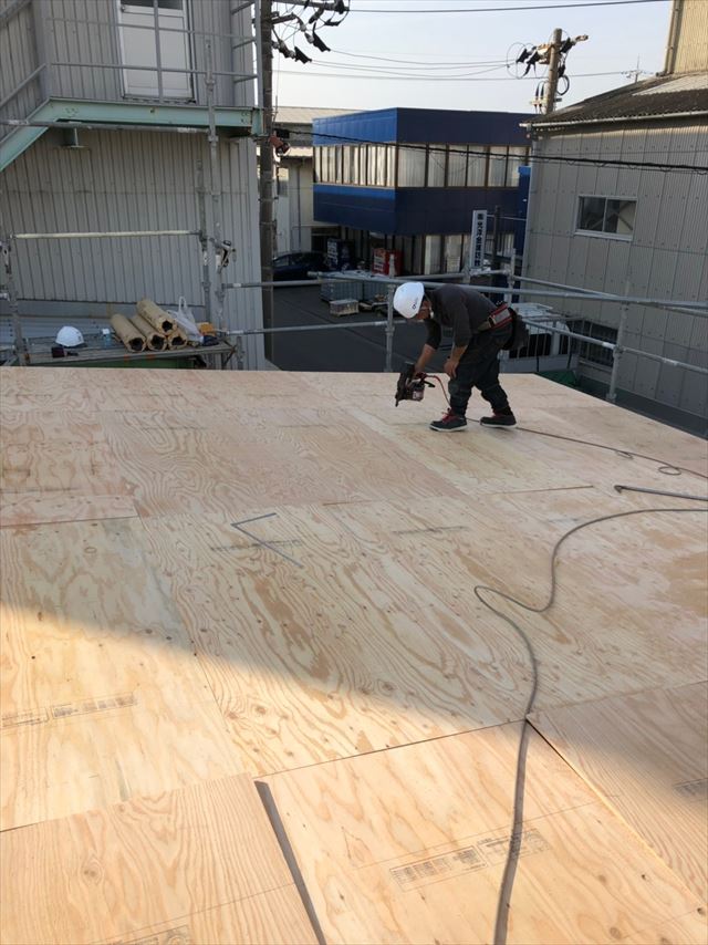 釘打ち機で野地板を張り付け