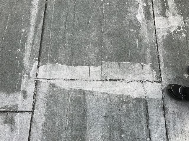 アスファルト防水の押えコンクリートの目地のひび割れ