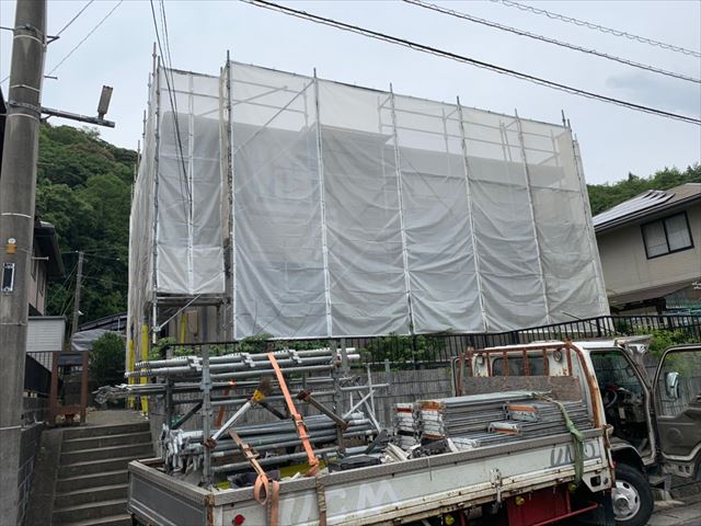 足場を組んだ家の外観