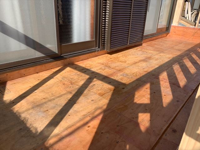 ベランダ床面にプライマー塗布