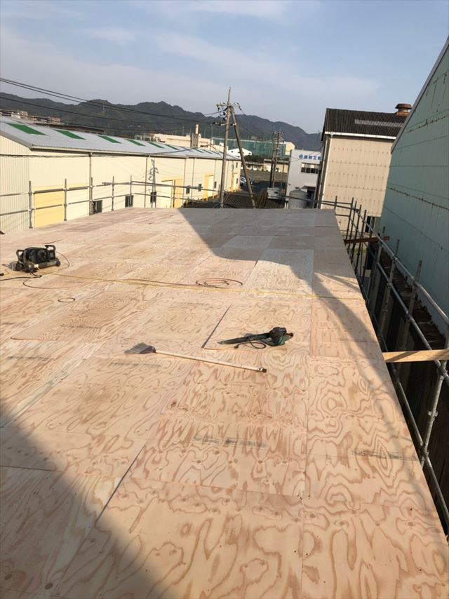 釘を打つ前の野地板