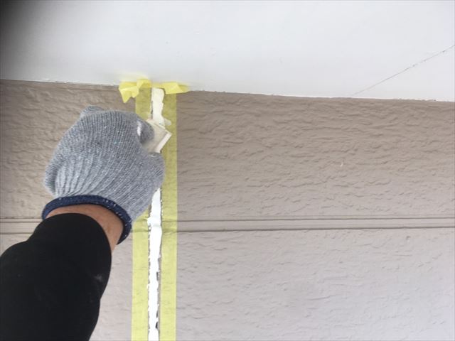 シーリング打ち替えのへら仕上げ