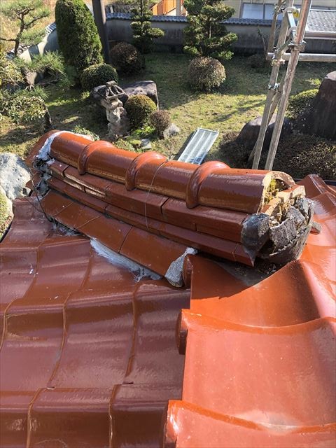 漆喰の崩れた隅棟