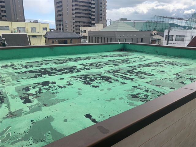 劣化したシート防水の屋上