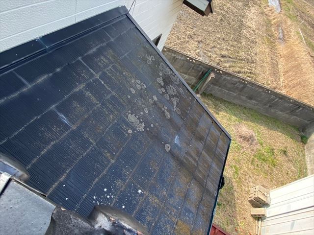 色褪せてカビ・苔が発生したスレート屋根