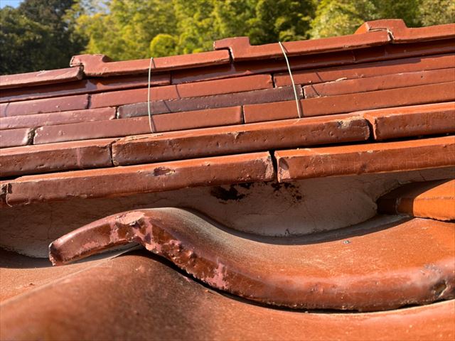 瓦屋根の漆喰の剥がれ