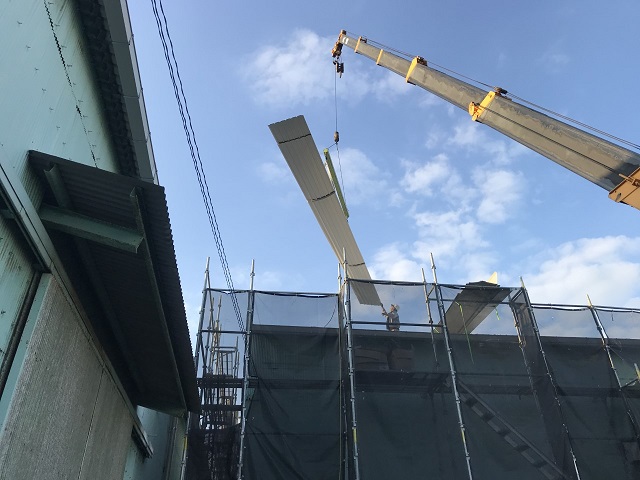 クレーン車による荷上げ