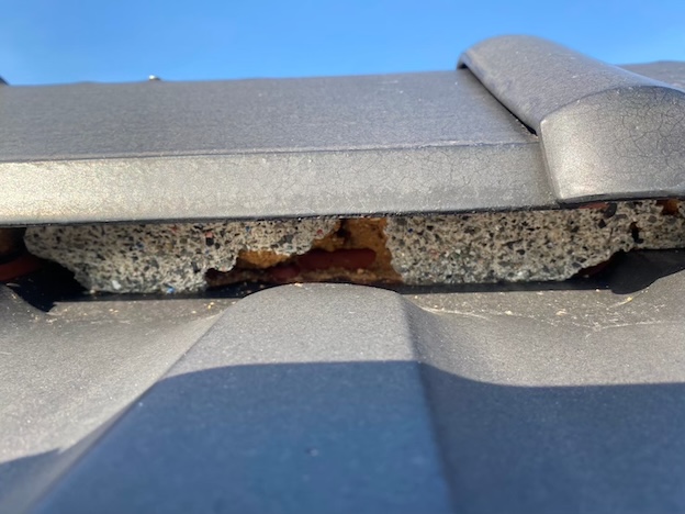 豊橋市　平板瓦　しっくい　白い塊　ポロポロ　棟