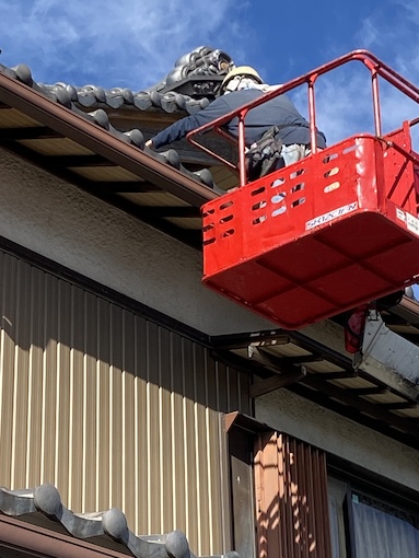 岡崎市　瓦屋根　修理　安く　高所作業車
