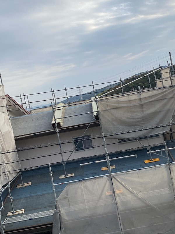 屋根材　荷上げ