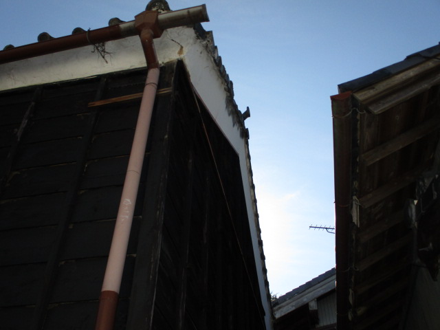 お蔵瓦屋根　ケラバ崩れ