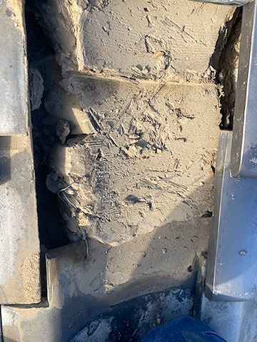 和瓦の下の葺き土