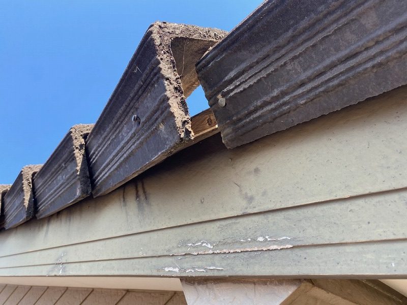 ケラバ瓦が落下寸前　近影