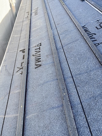 豊橋市　瓦屋根　瓦桟　樹脂製　水抜き　溝　加工　水の流れ