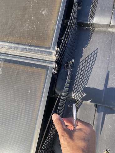 豊橋市　太陽光パネル　鳥の巣　被害　防鳥ネット　ソーラーフロンティア　施工不備