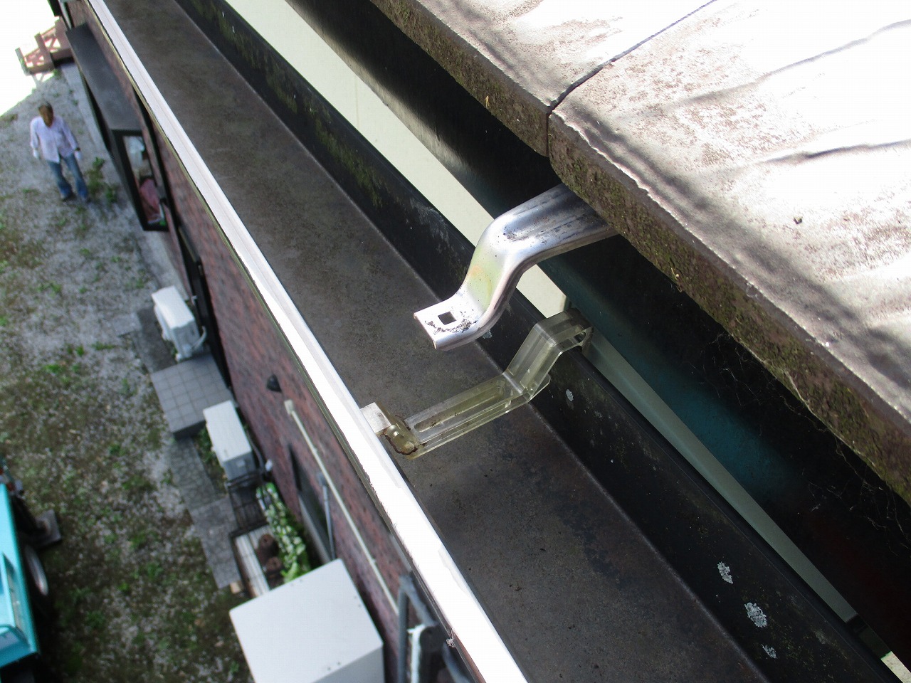 樋　吊り金具破損