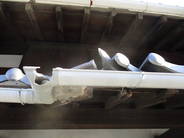 瓦葺きの庇　破損