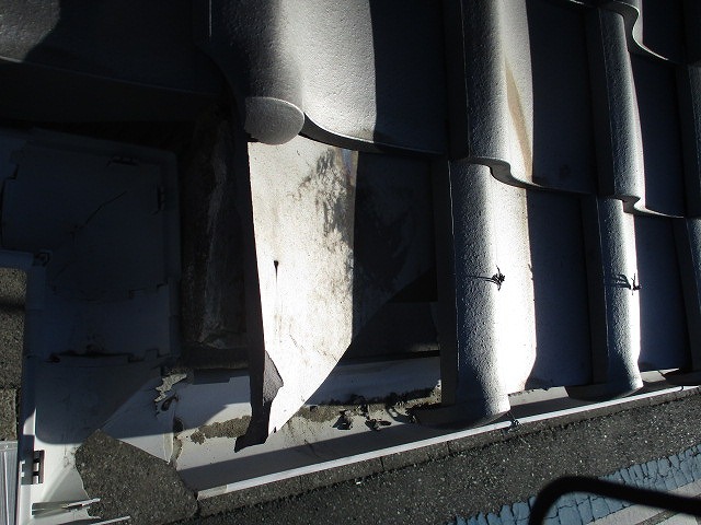 瓦葺きの庇　破損