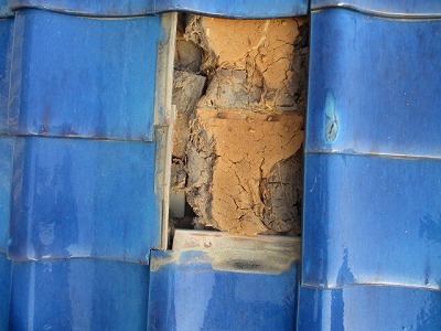 瓦の下の葺き土